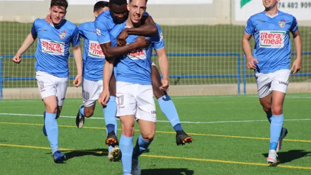 Brunet celebra el segundo gol del Binéfar tras un buen córner colgado por Julià.