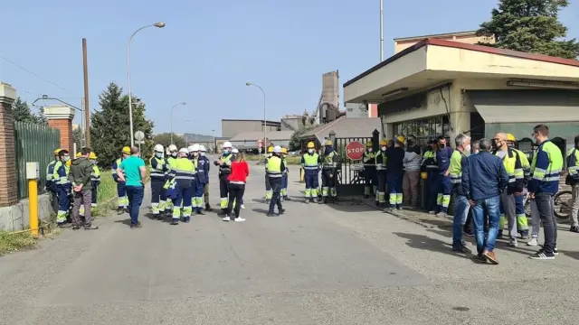 Concentración de trabajadores de Ferroatlántica del Cinca este martes en la portería de la fábrica.