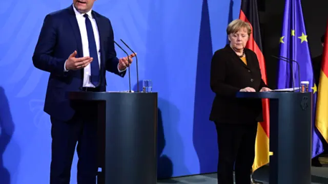 El ministro de Sanidad Alemán, Jens Spahn y la canciller Angela Merkel ayer durante una rueda de prensa conjunta en Berlín.