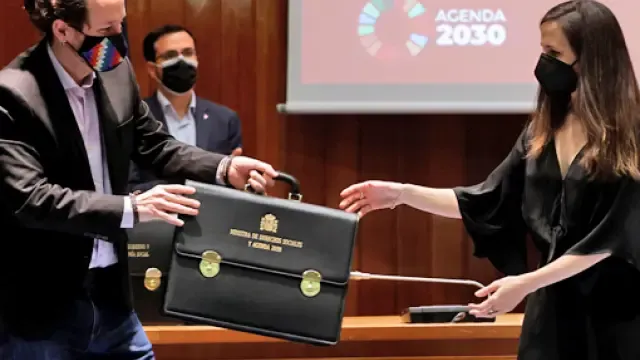 Pablo Iglesias ntrega su cartera a la nueva ministra de Derechos Sociales y Agenda 2030 Ione Belarra.