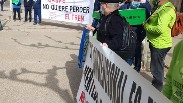 Los concentrados frente a la sede del Gobierno aragonés desplegaron varias pancartas.
