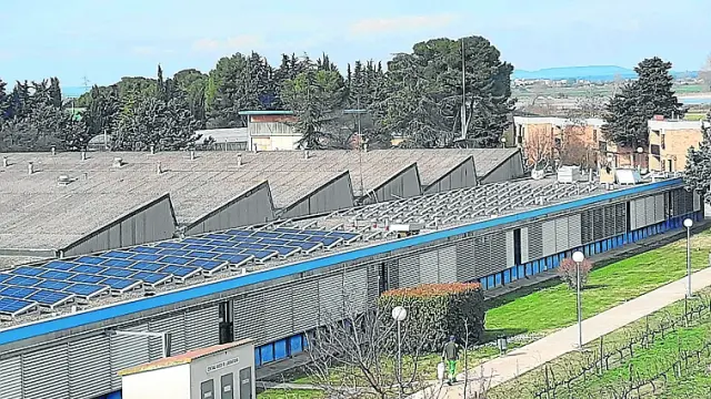 Instalación de la planta solar en la Escuela Politécnica del Campus de Huesca.