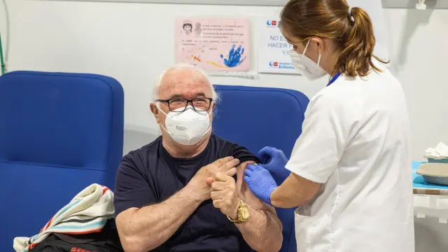 Un hombre recibe la vacuna contra el coronavirus.