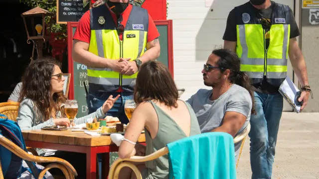 La Policía vigila que se cumplan las nornas en Palma de Mallorca.