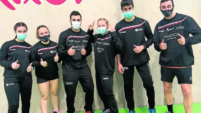 Aurora Otín, Marina Solano, Sergio Saturque, Judit Botaya, Hugo Escuer y Gonzalo Juste, en Gijón.