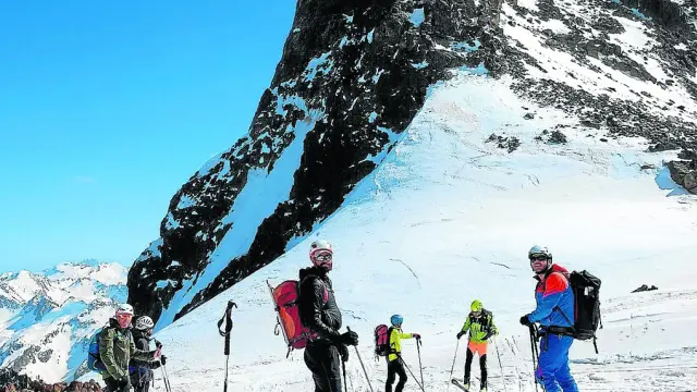 Los esquiadores de montaña de Peña Guara, en el Collado de Saretas, listos para el descenso final.