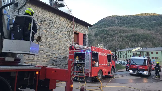 Bomberos de la DPH en el incendio de la vivienda de Castejón de Sos.