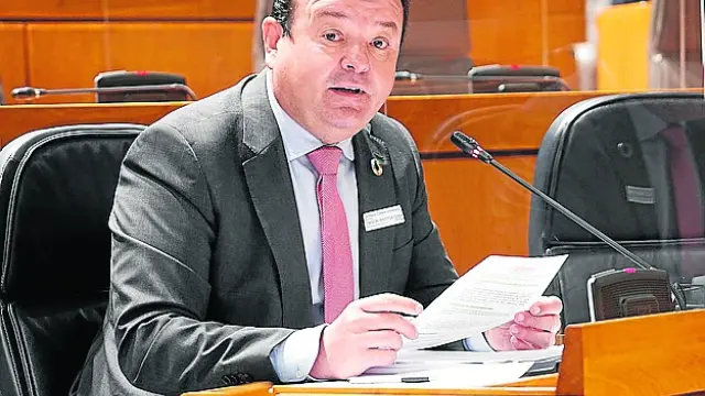 Luis Zubieta durante su comparecencia en la Comisión Institucional y de Desarrollo Estatutario.