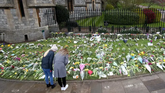 Flores en memoria del esposo de la reina Isabel II en el exterior del castillo de Windsor.