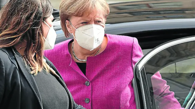 La canciller alemana Angela Merkel, a su llegada ayer a una reunión de su partido, el CDU, con el CSU de Baviera.