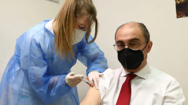 Javier Lambán en el momento de recibir la vacuna.
