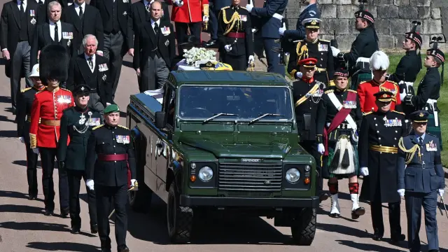 Members of the Royal Family walk behind the hearse, a specially modified Land Rover, during funeral of Britain's Prince Philip, husband of Queen Elizabeth, who died at the age of 99, in Windsor, Britain, April 17, 2021. Justin Tallis/Pool via REUTERS[[[REUTERS VOCENTO]]] BRITAIN-ROYALS/PHILIP