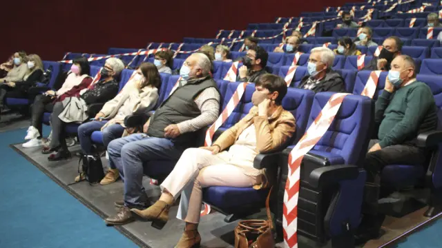 Encuentro sectorial sobre turismo celebrado en el Cine-teatro de Sariñena.