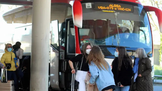 Viajeros a punto de coger un autobús, ayer en la estación Intermodal.
