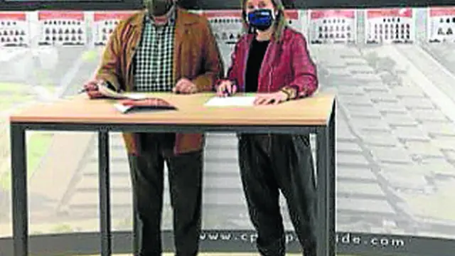 Ángel Cabellud y Sonia Gil durante la firma del acuerdode colaboración.