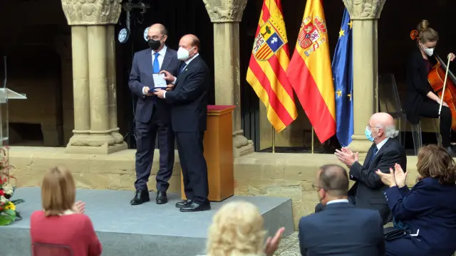Javier Lambán entregando la medalla al mérito cultural a la Hermandad de San Juan de la Peña