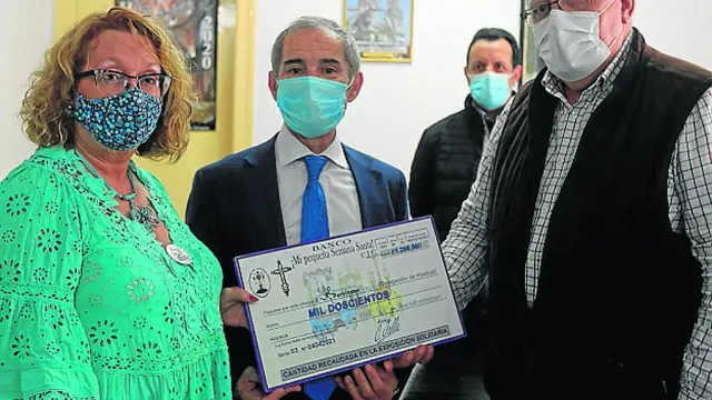 Carlos Jalle entregando el cheque por valor de 1.200 euros a la Asociación Parkinson Aragón.