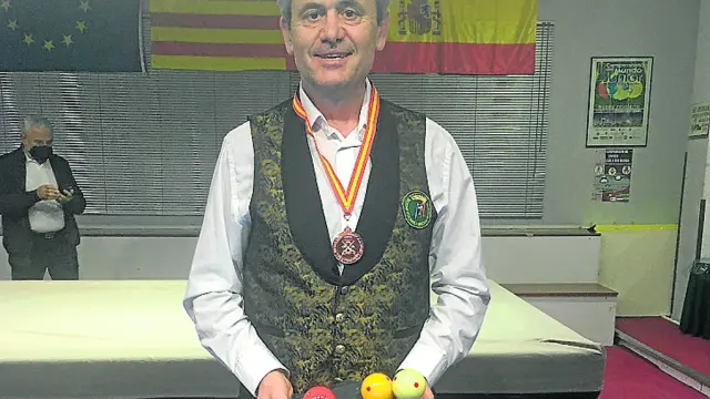 Carmelo Garcés, con la medalla de bronce y el trofeo acreditativo en el Campeonato de España.