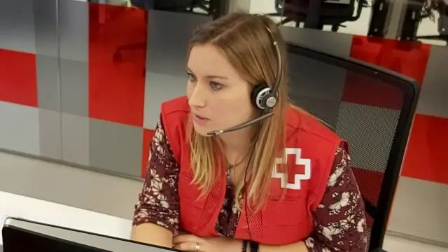 Operadora de Cruz Roja atendiendo una llamada