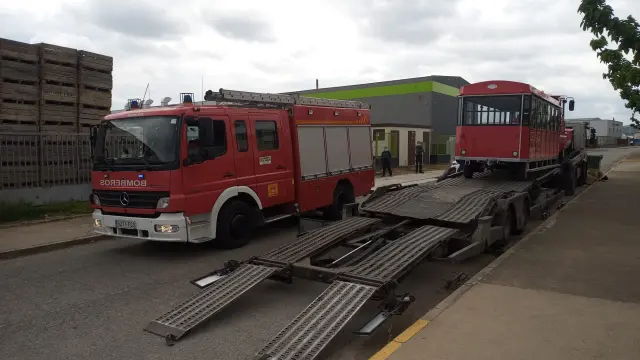 El camión con el tren turístico donde se ha producido al accidente mortal, este mediodía en Fraga.