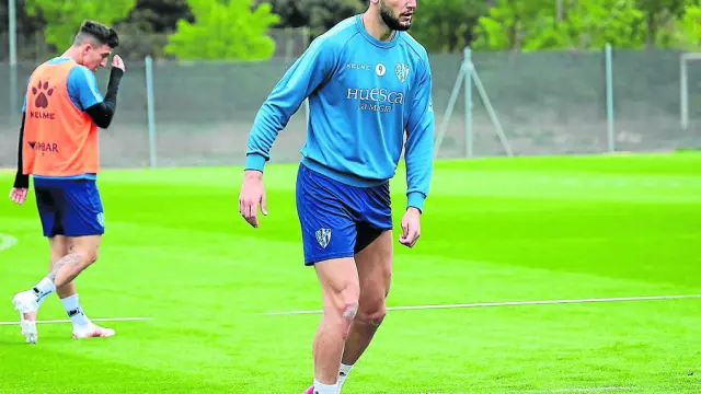 Rafa Mir, máximo goleador del Huesca con 16 goles, será el encargado de intentar batir a Oblak.