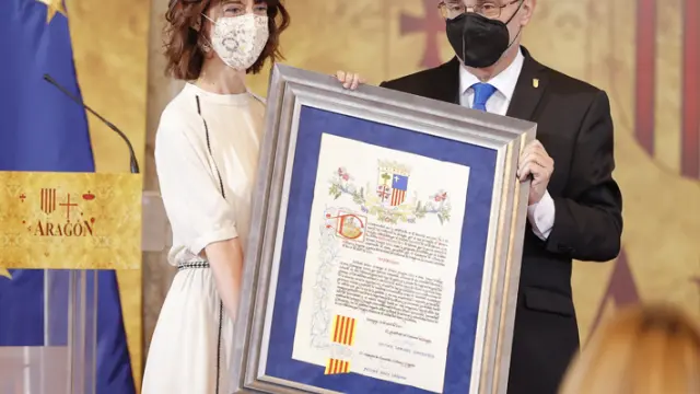 El presidente del Gobierno de Aragón, Javier Lambán entrega el Premio Aragón 2021 a la escritora Irene Vallejo.