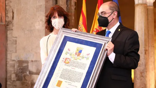 Irene Vallejo recibe el Premio Aragón de manos de Javier Lambán