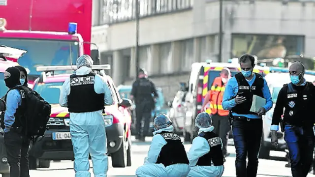 Agentes de la policía francesa durante la investigación, ayer en el lugar de los hechos.