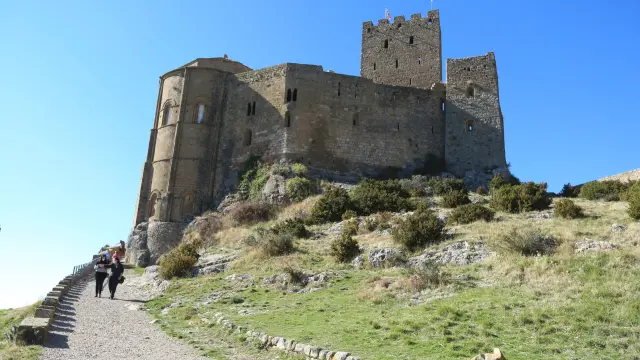 Turistas en el Castillo de Loarre.