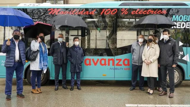 Representantes municipales y de Avanza, con el bus eléctrico que inicia sus pruebas en Huesca.