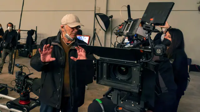 El cineasta Carlos Saura en un momento del rodaje de su corto "Los fusilamientos del 3 de mayo".