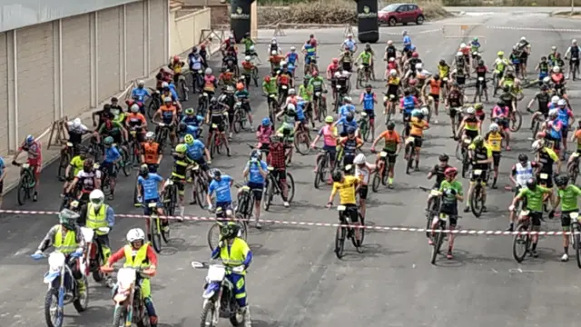 La salida en Velilla de Cinca, con distancia entre los bikers participantes.