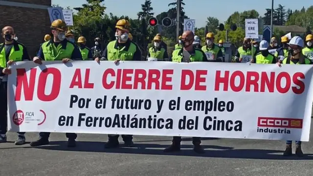Trabajadores de Ferroatlántica se concentraron en la planta y cortaron veinte minutos uno de los acceso al polígono Paúles el pasado mes de marzo