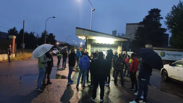 Los trabajadores de Ferroatlántica del Cinca de Monzón se encuentran de huelga.