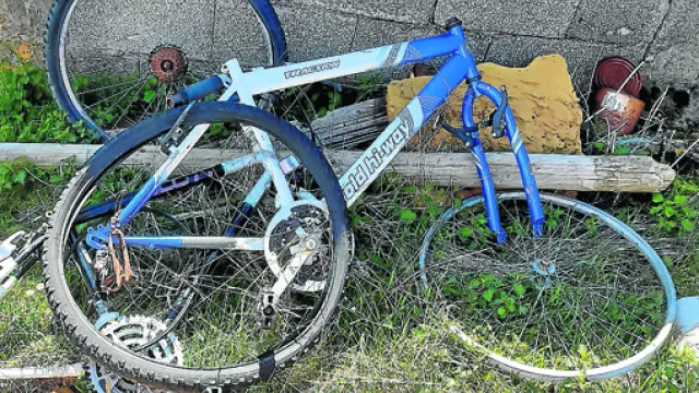 Restos de bicicleta abandonada en O Zoque