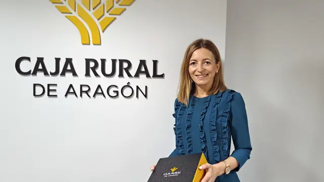 La directora de Particulares y Marketing de Caja Rural de Aragón, Susana Álvarez, con la caja de la gorra verde.