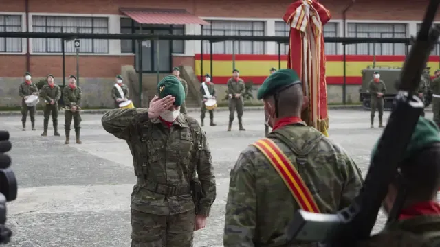 Compañeros del cabo fallecido del Regimiento de Infantería América 66 participan en un acto de homenaje en el Acuartelamiento de Aizoín, Navarra.