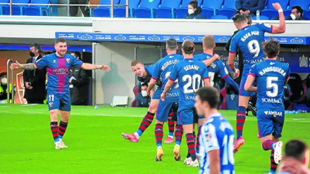 Los jugadores del Huesca celebran el gol de la victoria ante la Real Sociedad.