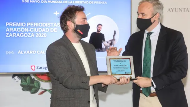 Álvaro Calvo recoge de manos del alcalde Jorge Azcón el Premio Periodistas de Aragón-Ciudad de Zaragoza 2020