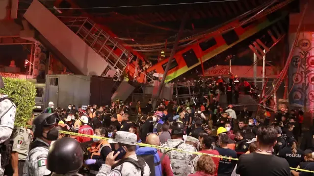 Imagen de cómo han quedado los vagones del metro tras desplomarse el puente