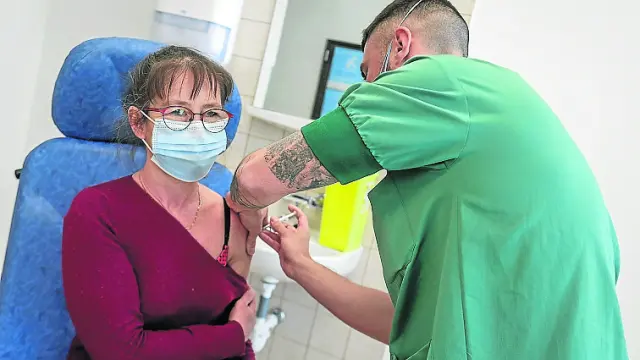 Un sanitario del Ejército belga vacunaba ayer a una mujer en el Hospital Reina Astrid de Bruselas.