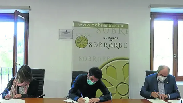Firma del convenio entre Cámara de Comercio de Huesca, Comarca de Sobrarbe y Asociación Empresarial de Sobrarbe.