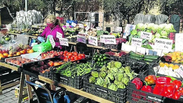 El mercado de frutas y de hortalizas en la plaza de San Francisco regresa hoy a la plaza del Mercado de Barbastro.