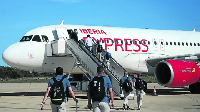 La expedición del Huesca viajó ayer a Cádiz vía aérea desde el aeropuerto Huesca-Pirineos.