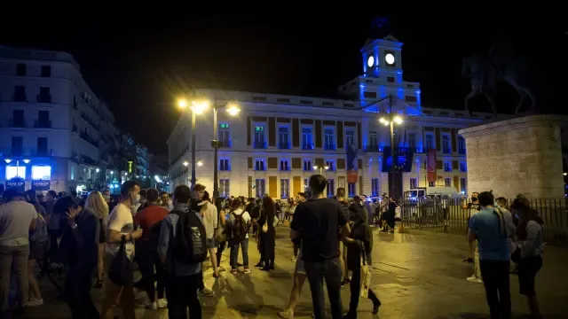 Madrid, 08/05/2021. Ambiente en la Puerta del Sol de Madrid tras el fin del estado de alarma. EFE/Luca Piergiovanni. TOQUE DE QUEDA / FIN ESTADO DE ALARMA