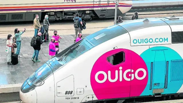 Uno de los trenes de Ouigo estacionado en un andén de la zaragozana estación de Delicias.