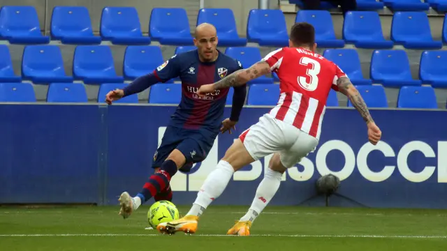 Sandro controla el balón ante Núñez en el Huesca-Athletic.