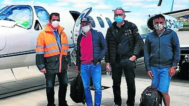 Viajeros del primer vuelo con pasajeros del Aeropuerto de Teruel.