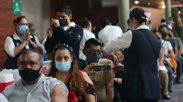 Vacunación masiva contra el coronavirus ayer en la Ciudad de México.