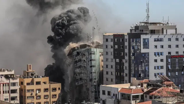 Torre de 14 plantas en Gaza, sede de varios medios de comunicación, que Israel derribó ayer.